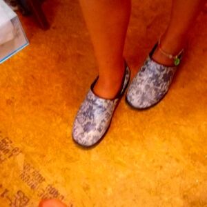 Is the new floral slip-ons size 7 women's brand unknown